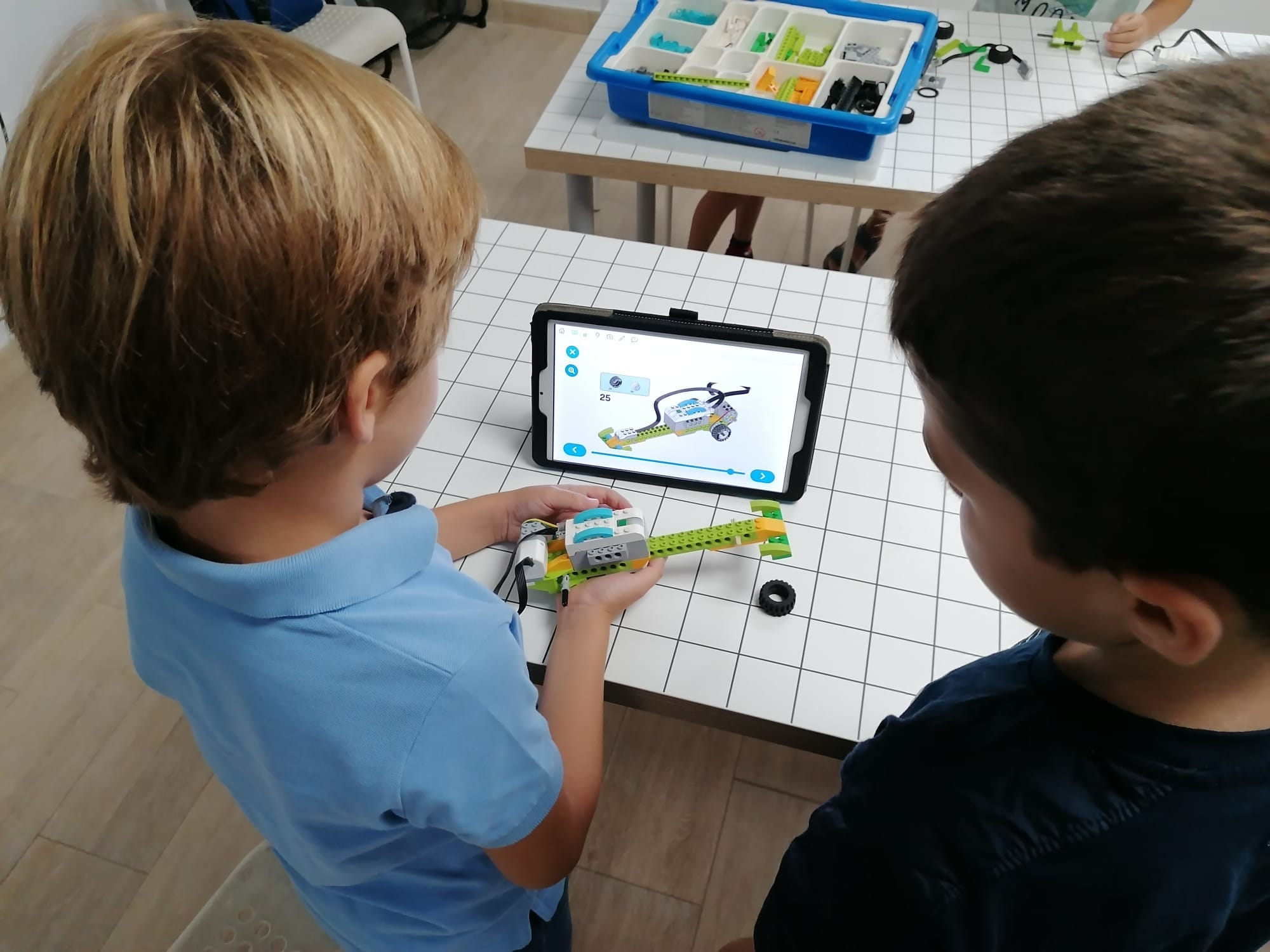 Niños aprendiendo con LEGO WeDo